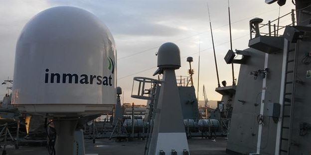 Antena de Inmarsat en la Fragata Cristóbal Colón de la Armada Española