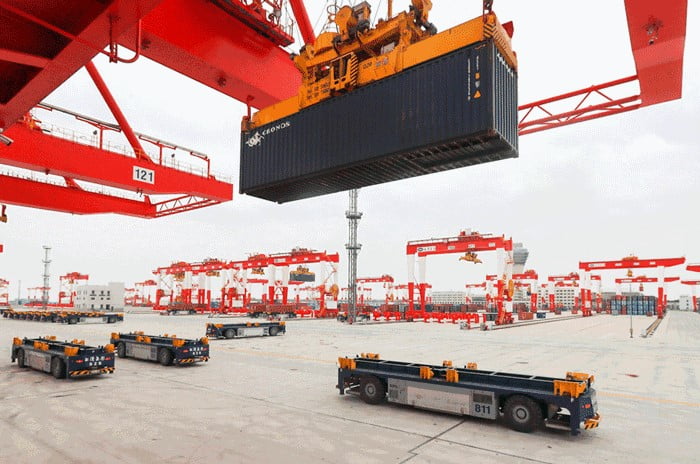 Evidence of unmanned technology in a large port