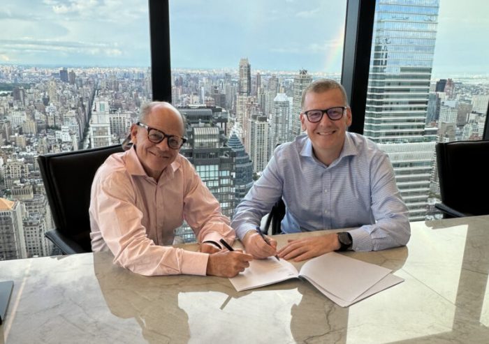 Thorne_and_Moore_Signing-800×563