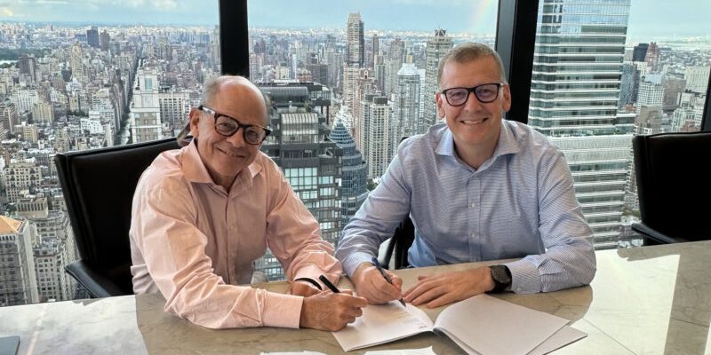 Thorne_and_Moore_Signing-800×563